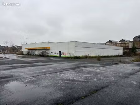 local commercial de 2000m2 sur terrain de 20 000m2