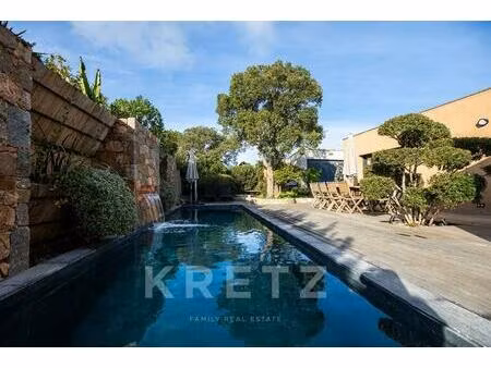 villa moderne de plain-pied avec piscine chauffée