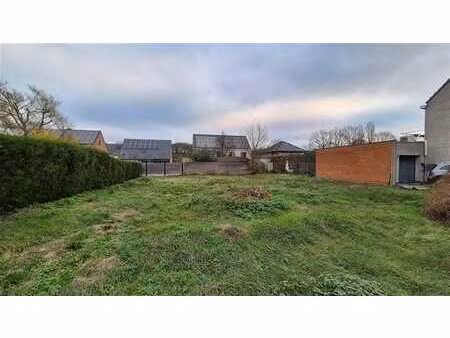 terrain à aménager (694m²).