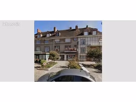 immeuble de rapport – centre de gien (45500) – 2 commerces -1 appartements – 213 m² – rent