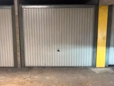 box fermé sécurisé - centre chartres - place des epars