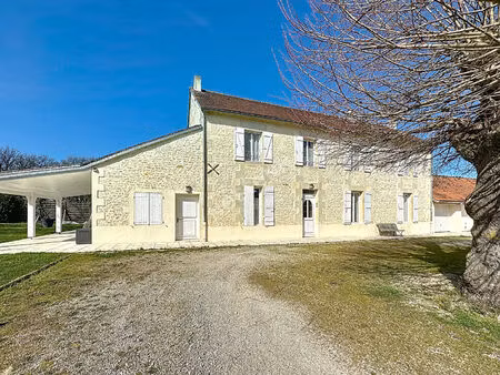 maison d'exception en pierre avec dépendances  jardin clos et potentiel piscine jaunay-mar