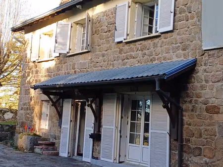 maison en pierre en pleine campagne