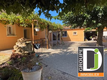 villa rénovée sur plus de 1200 m2 de terrain