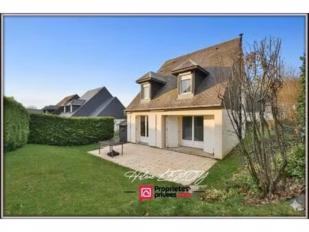 maison individuelle avec garage et jardin dans quartier calme