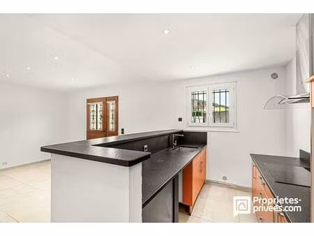 superbe appartement rénové de plain-pied au coeur du village de peymeinade