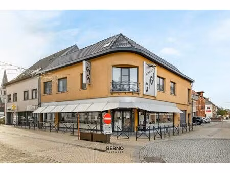 handelspand met uitzonderlijke visibiliteit & ruim appartement – toplocatie