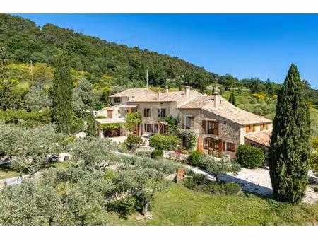 élégante propriété provençale avec gîtes et vue sur le mont ventoux