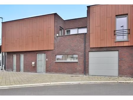 instapklaar gelijkvloers appartement met koer en garage vrijstaande.