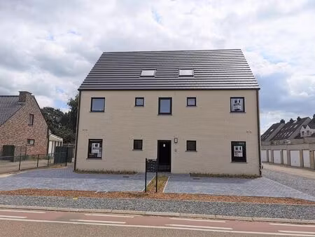 gelijkvloers appartement met twee slaapkamers en privatieve tuin