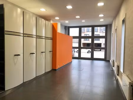 kantoor met achtergelegen magazijn te huur