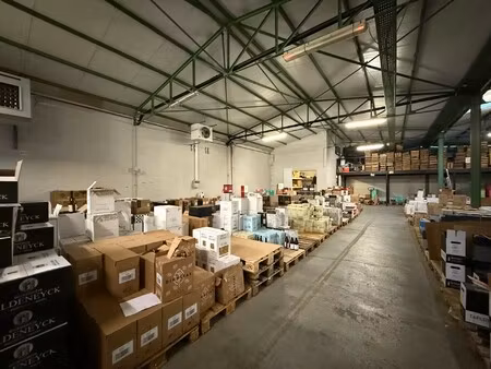 magazijn met bijhorende kantoor- of handelsruimte te huur