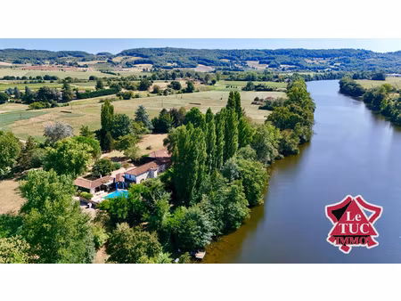 propriété en pierre avec 2 hectares de parc au bord du lot a