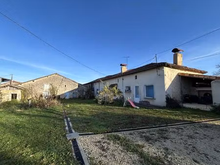 fermette charentaise avec grange - dependances et jardin