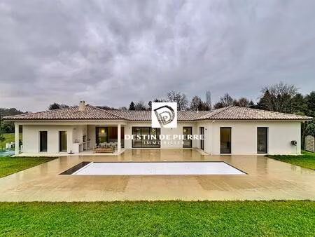 maison contemporaine avec piscine et salle de sport privatif