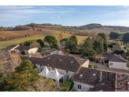 a saisir domaine de 25 gîtes  un restaurant et une maison principale en lot-et-garonne...