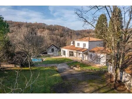 maison de caractère avec dépendances et piscine entre villeneuve et agen