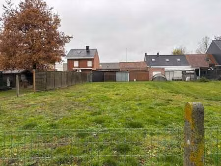 bouwgrond (lot 1) voor gesloten bebouwing met uitweg acht...