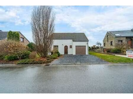 jolie maison bien entretenue située au calme.