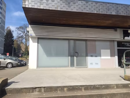 local commercial fougères 78 m2