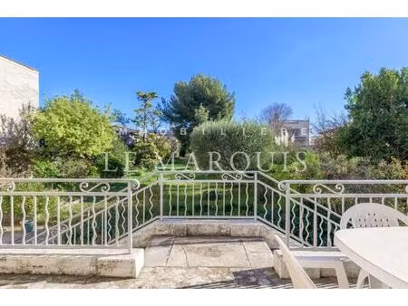 maison avec terrasse – grand jardin ensoleillé – garages
