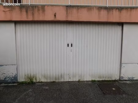 grand garage a louer / la valette