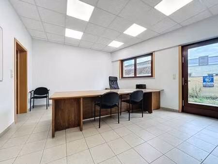 ensemble de bureaux + stock (+ poss. hangar + parking sécu)