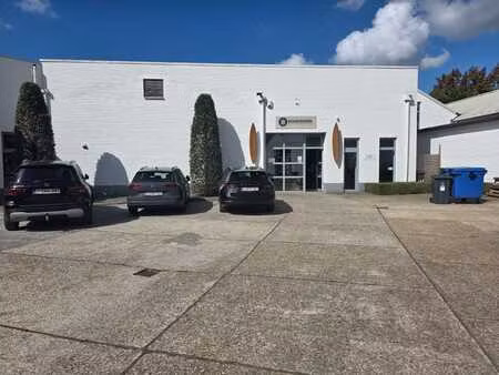 entrepôt spacieux et polyvalent avec mezzanine et bureau