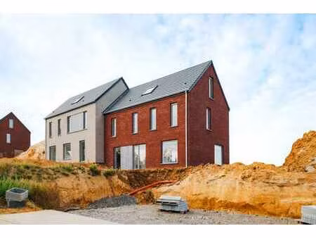 maison neuve dans un environnement verdoyant