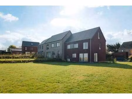 maison neuve dans un environnement verdoyant