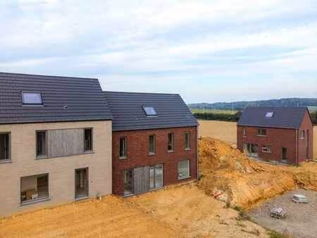 maison neuve dans un environnement verdoyant