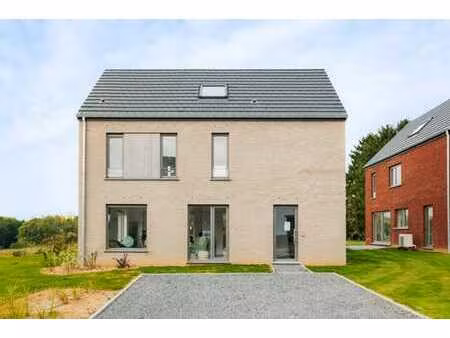 maison neuve dans un environnement verdoyant