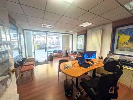 location bureaux et commerces à fougères (35300) : à louer / 36m² fougères