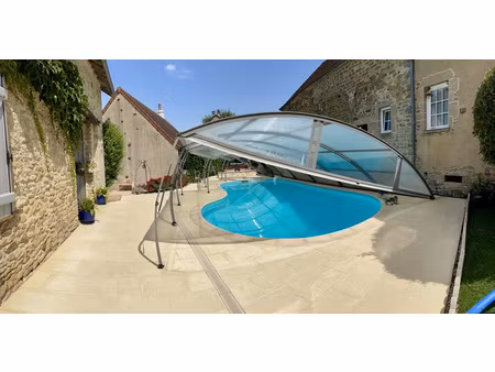 maison familiale avec dépendances et piscine