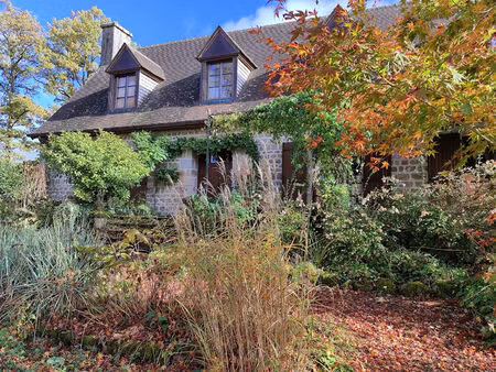 belle demeure en pierre de pays  dépendances  terrain de 2 hectares