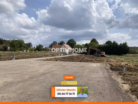 au calme  cœur de village  terrain constructible et viabilisé de 911 m2