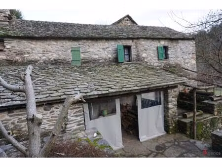 maison en pierre  rivière et eau de source