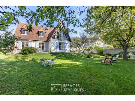 maison moderne traditionnelle avec joli jardin