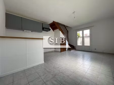 f2 en duplex - loyer 750 € + 60 €
