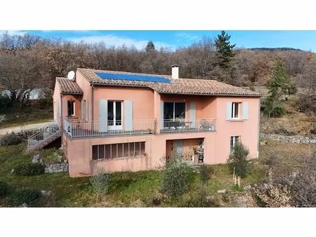 maison dans un environnement boisé