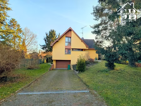 ajoutez votre touche dans cette charmante maison et profitez de son bel extérieur.