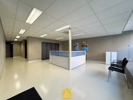 ruim handelspand met duplexwoonst in het centrum van loppem