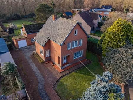 vrijstaande woning met 3slk in verkeersluwe straat