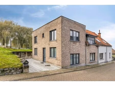 hob met 4 slaapkamers  oprit en klein tuintje