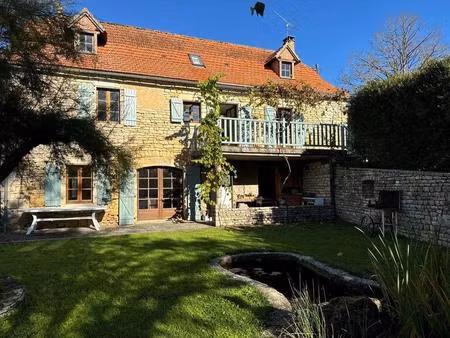 belle maison en pierre avec piscine  au calme  sur un terrain