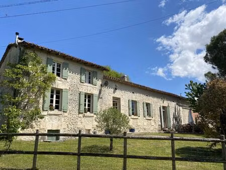 proche aubeterre  maison de campagne avec 2 maisons d'amis sur 1ha+. belles vues.