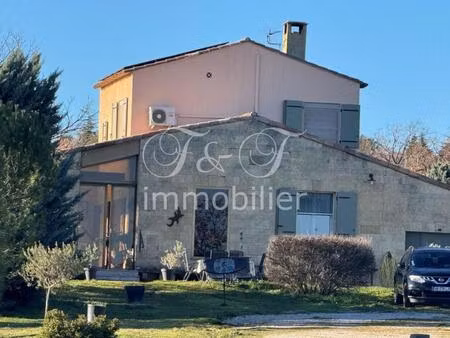 villa avec piscine et grand terrain