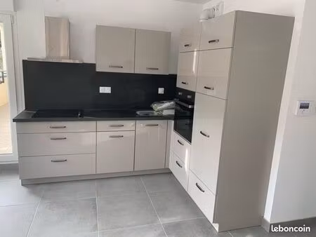 f2 récent 2021 cuisine équipée + balcon + place parking