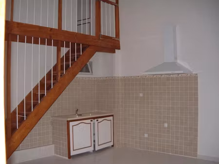 location meublée appartement 3 pièces 55 m² à saint-maximin-la-sainte-baume (83470)  750 €