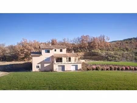 vaste maison contemporaine 281 m2 hab 140 m2 de dependances vue dominante sur 7900 m2